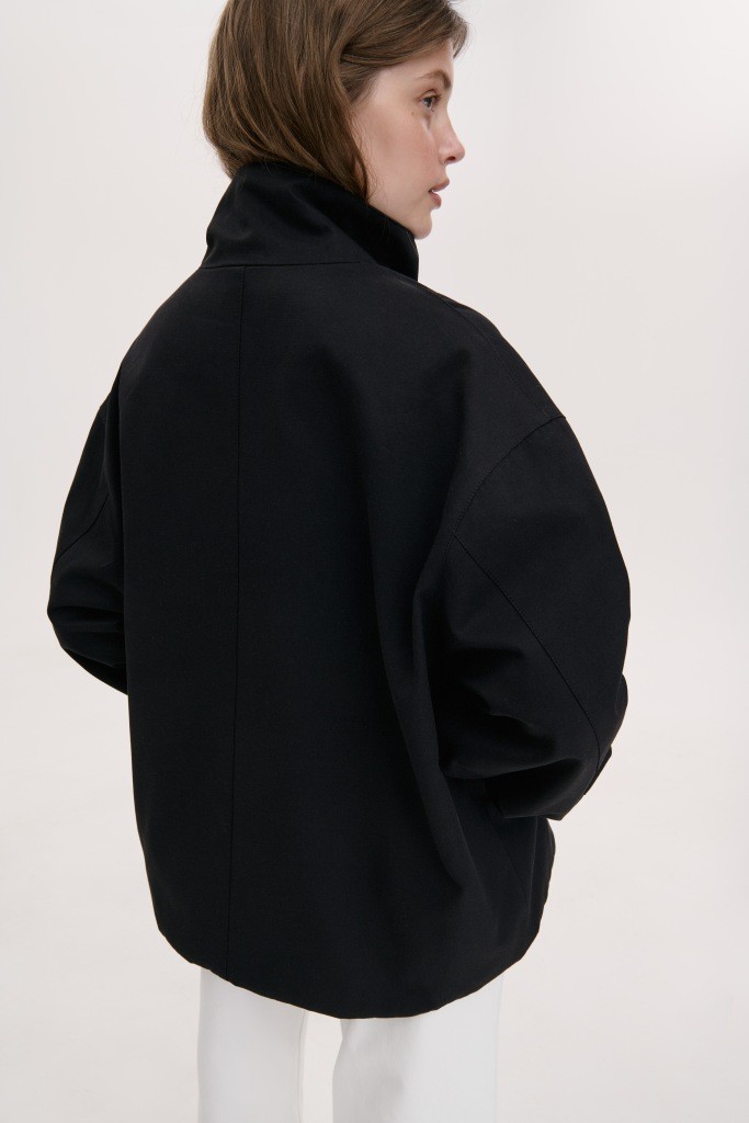 МІНІМАЛІСТИЧНА КУРТКА-БОМБЕР З ВИСОКИМ  КОМІРОМ-СТІЙКОЮ 1263 зображення 3